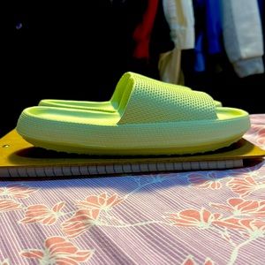 Amazing light green pillow cushioned slippers